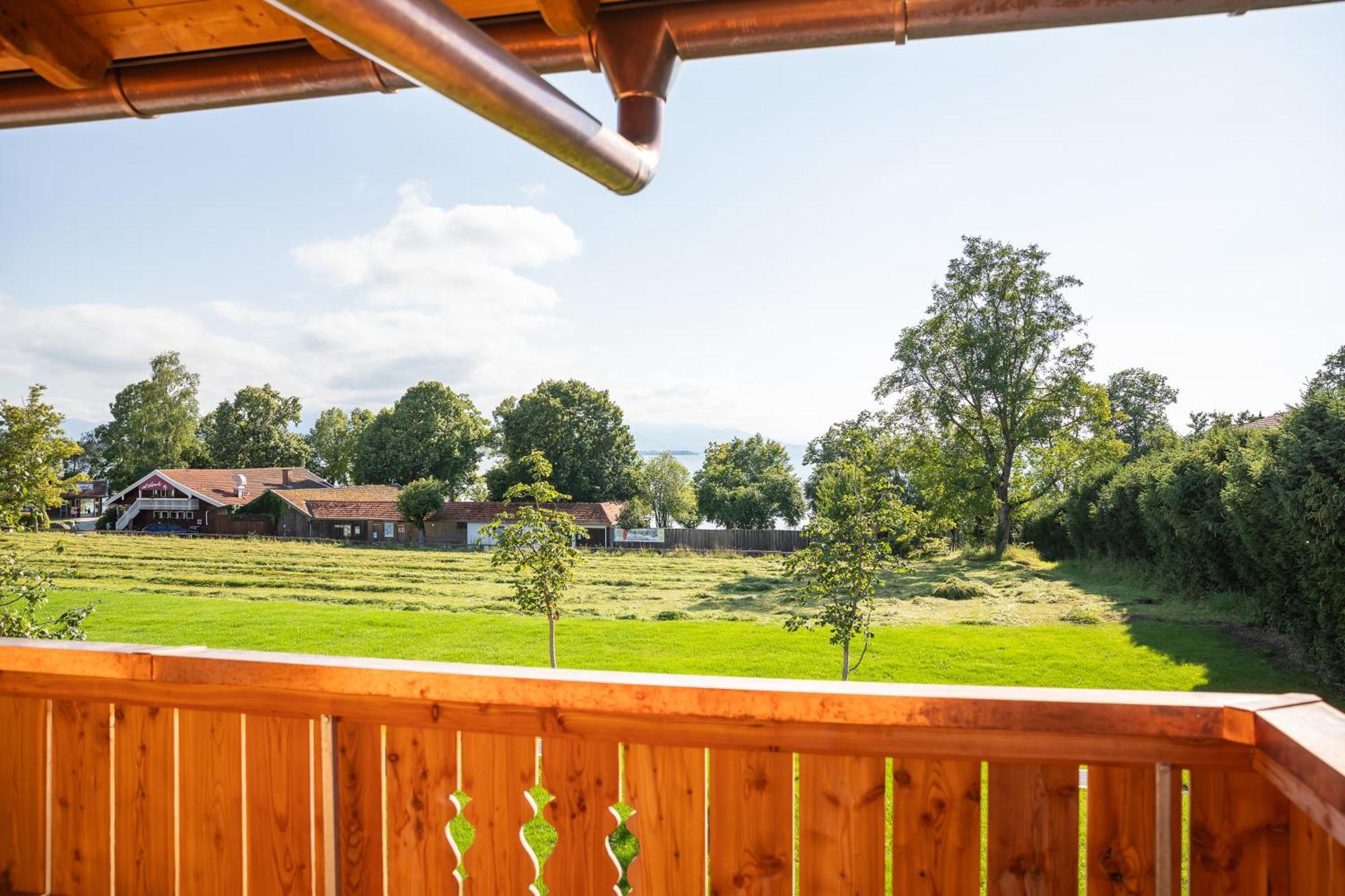 Graf Chiemo Suites - Direkt Am Chiemsee Mit Separatem Seezugang Chieming Exterior foto